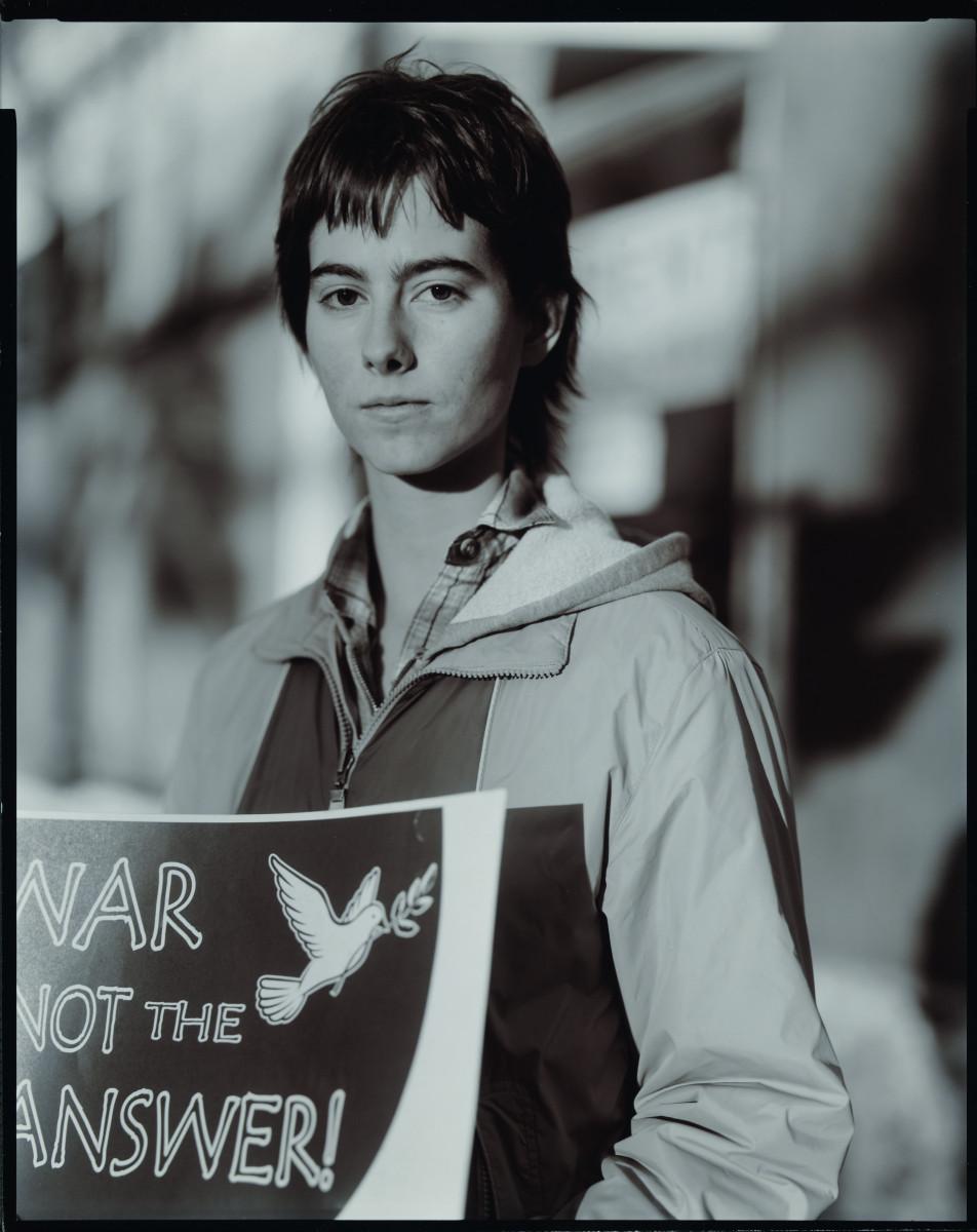 Quand les images apprennent à parler. Judith Joy Ross. Annie Hasz, Easton, Pennsylvania, Protesting the Iraq War, série Living With War – Portraits