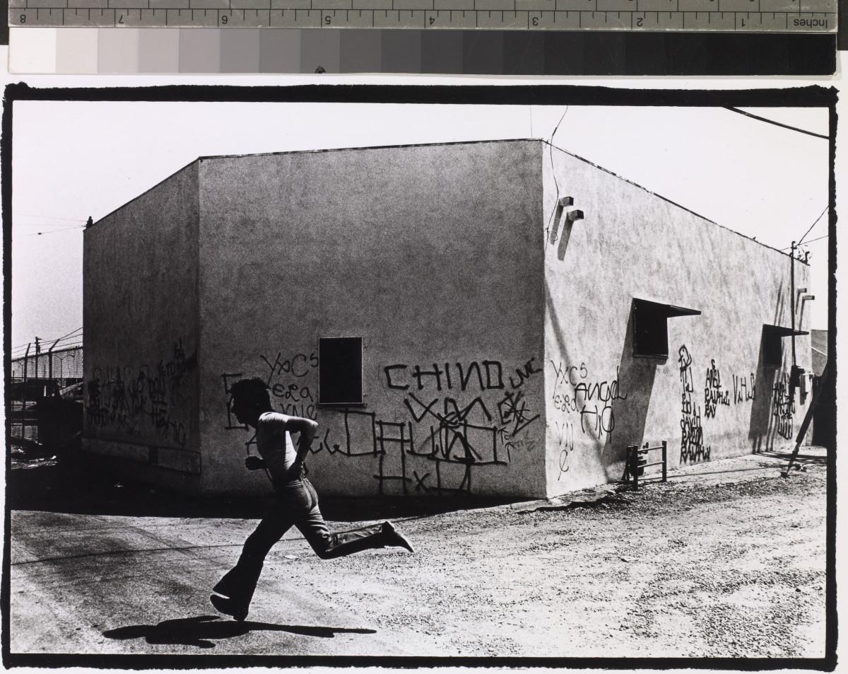 Au nom du nom, Gusmano Cesaretti. Chaz Running : a back street near Whittier Boulevard, East Los Angeles, 1973