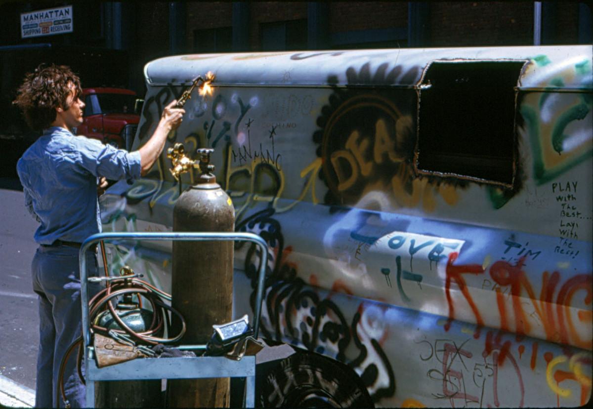 Au nom du nom. Gordon Matta Clark. Gordon Matta-Clark cutting Graffiti Truck at “Alternatives” to Washington Square Art Show