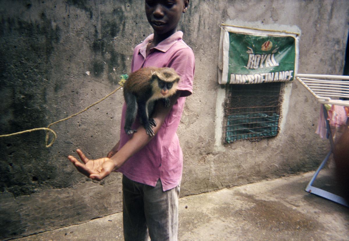 Gabriel Ndukwe, Enfant jouant avec son animal de compagnie, Prison Waterfront, Port Harcourt, Nigeria, 2017 © CICR