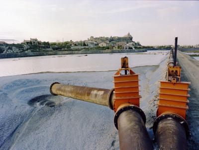 chantier-sur-le-canal-de-fos-a-port-de-bouc-en-arriere-plan-le-site-de-l-hauture-de-fos-octobre-1981-fevrier-1982
