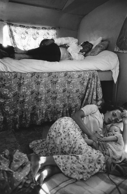 famille-de-gitans-dans-leur-roulotte-les-saintes-maries-de-la-mer-1960